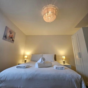 Modern Comfy 3 Bed Home - Free 2 space driveway and free road parking